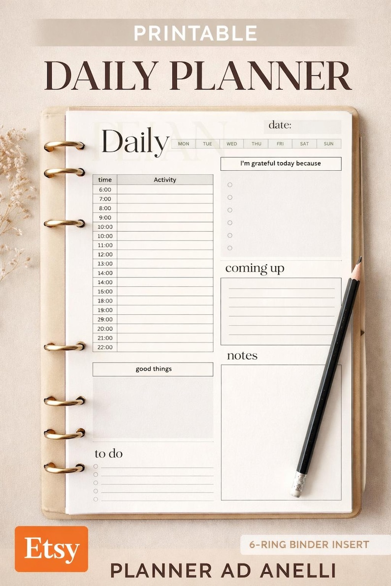 Peut inclure: Une page de planning quotidien imprimable avec un insert pour classeur &agrave; 6 anneaux. Le papier blanc comporte des sections pour la date, l'heure, l'activit&eacute;, la gratitude, les projets, les notes et les listes de t&acirc;ches. Un crayon noir est pos&eacute;.