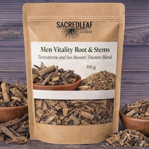 Könnte beinhalten: Ein brauner Papiersack mit der Aufschrift "SACREDLEAF STUDIO" enthält "Men Vitality Root & Stems" mit "Testosterone and Sex Booster Tincture Blend". Holzschalen mit getrockneten Wurzeln und Stängeln umgeben den Beutel. Der Beutel enthält 350 g.
