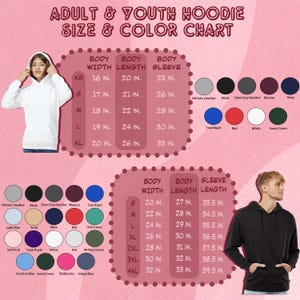 Puede incluir: Un juego de tres tazas de cer&aacute;mica con un esmalte moteado de color crema. Cada taza presenta un dise&ntilde;o pintado a mano diferente: una hoja azul y verde, una flor amarilla y una baya roja. Las tazas tienen una forma simple y redondeada.