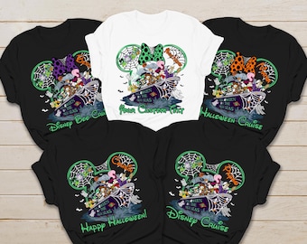 Puede incluir: Un conjunto de cinco camisetas de manga corta, cuatro negras y una blanca, con un gráfico de personajes de Disney en un crucero. El diseño incluye una silueta de orejas de Mickey con un patrón de telaraña y el texto Halloween on the High Seas.