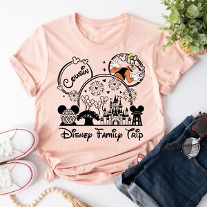 Puede incluir: Un letrero de madera r&uacute;stica con la frase "Welcome to our home" en letras blancas. El letrero presenta un acabado envejecido y un dise&ntilde;o sencillo y acogedor, perfecto para un porche o entrada.