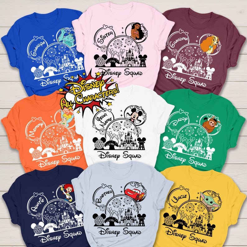 Puede incluir: Una colecci&oacute;n de camisetas Disney Squad coloridas. Cada camiseta presenta un dise&ntilde;o &uacute;nico con personajes de Disney, fuegos artificiales y un castillo. Los textos incluyen "Grandpa", "Sister", "Mommy", "Your Name", "Daddy", "Auntie", "Brother" y "Uncle".