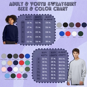 Puede incluir: Tabla de tallas y colores para sudaderas para adultos y j&oacute;venes. Incluye medidas de ancho de cuerpo, largo y manga en pulgadas. Presenta una paleta de colores con opciones como azul marino, rojo y verde bosque. Incluye una persona con una sudadera azul marino y otra con una sudadera gris.