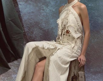 Conjunto de dos piezas de lino y algodón crudo hecho a mano, con falda cruzada desgastada y top corto con cuello halter, atuendo bohemio hippie gitano para festival.