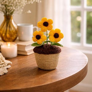Vaso a forma di girasole in lana lavorato all'uncinetto, colore giallo, ideale come decorazione da scrivania.