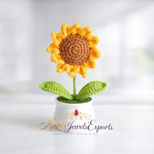 Maceta de girasol de ganchillo hecha a mano, mini decoración floral para escritorio, lindo regalo para ella.