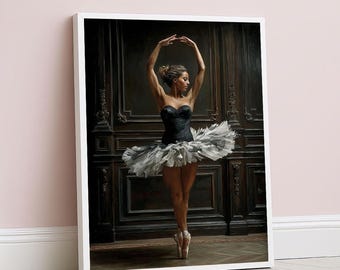Könnte beinhalten: Gerahmter Kunstdruck einer Ballerina in einem schwarz-weißen Tutu, die Arme über dem Kopf erhoben. Die Tänzerin trägt ein schwarzes Oberteil und Spitzenschuhe. Der Hintergrund zeigt dunkle Holzvertäfelung.