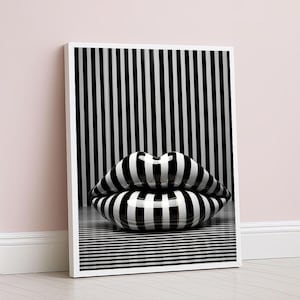 以下が含まれることがあります： 白黒のストライプ模様の光沢のある唇が描かれた、額装されたアートプリント。 唇が中心で、背景は白黒の縦縞模様。 アートワークは白いフレームに収められています。