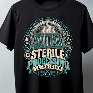Puede incluir: Una camiseta negra con un gráfico de una bandeja de metal llena de instrumentos quirúrgicos. El diseño incluye el texto STERILE PROCESSING TECHNICIAN, junto con iconos y flechas etiquetadas como CLEAN, INSPECT, ASSEMBLE, STERILIZE y STORE.