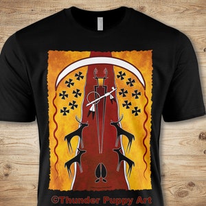 Könnte beinhalten: Schwarzes T-Shirt mit einem Design im indianischen Stil. Die Grafik zeigt eine zentrale Figur mit einem Halbmond, Hirschen und Kreuzsymbolen in Rot, Gelb und Schwarz. Der Text "Thunder Puppy Art" befindet sich unten.