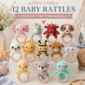 Op de afbeelding: Een verzameling van 12 gehaakte babyrammelaars met diverse dier- en karakterontwerpen, waaronder een axolotl, eenhoorn, draak, hond, zeehond, zon, bij, hooglander, regenboogwolk, kuiken, otter en vogelbekdier, elk bevestigd aan een houten ring.