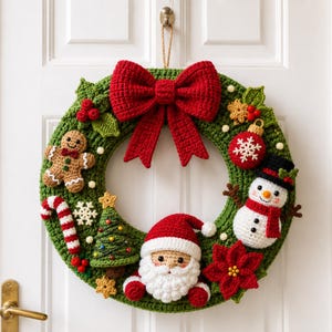 Pode incluir: Uma guirlanda de Natal de crochê verde com um grande laço vermelho no topo. A guirlanda é decorada com um boneco de gengibre, uma bengala doce, uma árvore de Natal, um rosto de Papai Noel, um boneco de neve e uma flor de poinsétia vermelha.