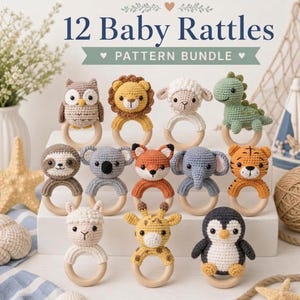 Könnte beinhalten: Zwölf gehäkelte Babyrasseln in verschiedenen Tierdesigns, darunter Eule, Löwe, Schaf, Dinosaurier, Faultier, Koala, Fuchs, Elefant, Tiger, Lama, Giraffe und Pinguin. Jede Rassel hat einen Holzring. Der Text "12 Baby Rattles Pattern Bundle" ist oben zu sehen.