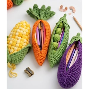 Kit de Estojos de Crochê em Formato de Vegetais - 4 em 1 PDF: Milho, Cenoura, Ervilha e Berinjela - Materiais Escolares DIY - Moldes de Comida