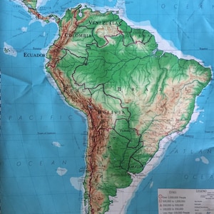Könnte beinhalten: Eine detaillierte Karte von Südamerika mit Ländergrenzen, wichtigen Städten und Höhenangaben, die durch Farbe dargestellt werden. Die Karte zeigt den Pazifischen Ozean im Westen und den Atlantischen Ozean im Osten. Die Karte enthält auch eine Legende, die die Farbcodierung für die Höhe und die Bevölkerungsdichte erklärt.