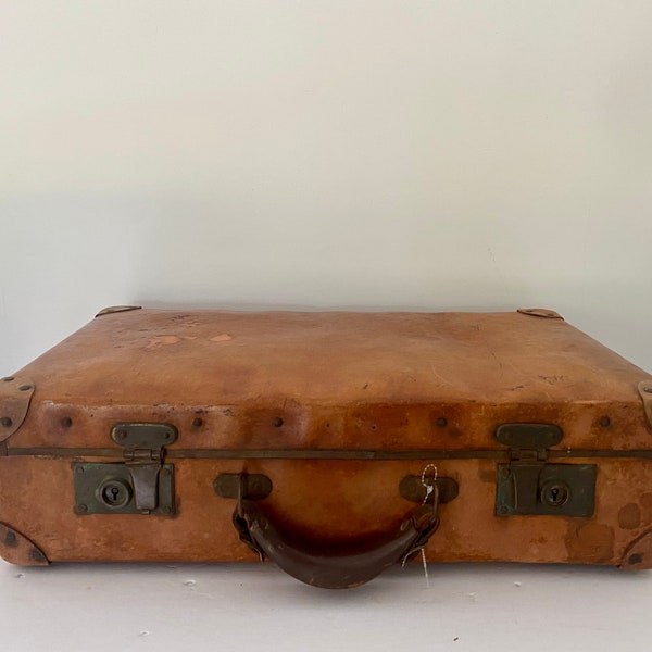 Vintage luggage / suit case