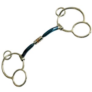 Può includere: Un morso per cavallo color argento con un boccaglio blu scuro e una fascia decorativa centrale. Il morso presenta due anelli grandi e due anelli più piccoli su entrambi i lati.