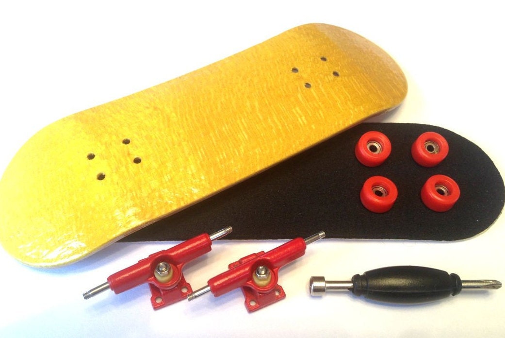 SFB Natural Wooden FingerBoard Complete w Red Bearing Wheels Green