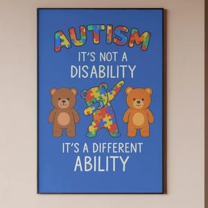 Peut inclure: Une affiche murale rectangulaire sur fond bleu représentant trois ours en peluche bruns. L'ours central est orné de pièces de puzzle colorées. Le texte indique : AUTISM IT'S NOT A DISABILITY IT'S A DIFFERENT ABILITY en lettres blanches et colorées.