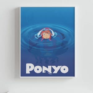 Pu&ograve; includere: Un poster incorniciato del film d'animazione "Ponyo". L'opera raffigura un personaggio nell'acqua, con il titolo in lettere bianche. Lo sfondo &egrave; un gradiente di blu, con increspature d'acqua.