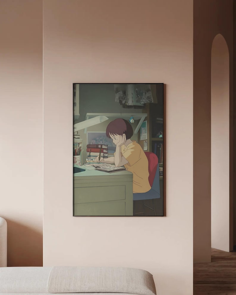 Peut inclure: &OElig;uvre d'art encadr&eacute;e de style anime repr&eacute;sentant une personne en chemise jaune assise &agrave; un bureau, absorb&eacute;e par l'&eacute;criture. La sc&egrave;ne est &eacute;clair&eacute;e par une lampe de bureau, avec des livres et une chaise rouge. L'&oelig;uvre est plac&eacute;e contre un mur neutre.