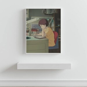 Peut inclure: Une impression de style anime repr&eacute;sentant une personne &eacute;tudiant &agrave; un bureau. La personne porte une chemise jaune et est assise sur une chaise rouge. Une lampe de bureau &eacute;claire le bureau, avec des livres et d'autres objets. Une biblioth&egrave;que est visible en arri&egrave;re-plan.
