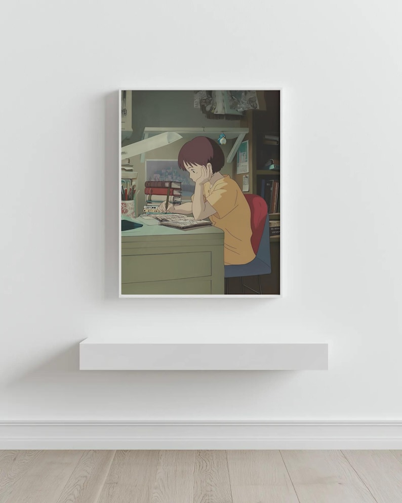 Peut inclure: Une impression de style anime repr&eacute;sentant une personne &eacute;tudiant &agrave; un bureau. La personne porte une chemise jaune et est assise sur une chaise rouge. Une lampe de bureau &eacute;claire le bureau, avec des livres et d'autres objets. Une biblioth&egrave;que est visible en arri&egrave;re-plan.