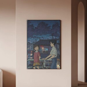 Pode incluir: Obra de arte em estilo anime retratando dois personagens em uma varanda com uma bicicleta. A cena se passa ao entardecer, com um c&eacute;u azul escuro e luzes da cidade ao fundo. Os personagens usam roupas casuais.