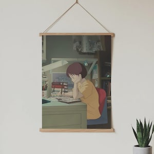 Peut inclure: Une affiche encadr&eacute;e d'une illustration de style anime. L'&oelig;uvre repr&eacute;sente une personne &agrave; un bureau, &eacute;crivant dans un cahier. La personne porte une chemise jaune et est assise sur une chaise rouge. Une lampe de bureau &eacute;claire la sc&egrave;ne, avec une biblioth&egrave;que en arri&egrave;re-plan.