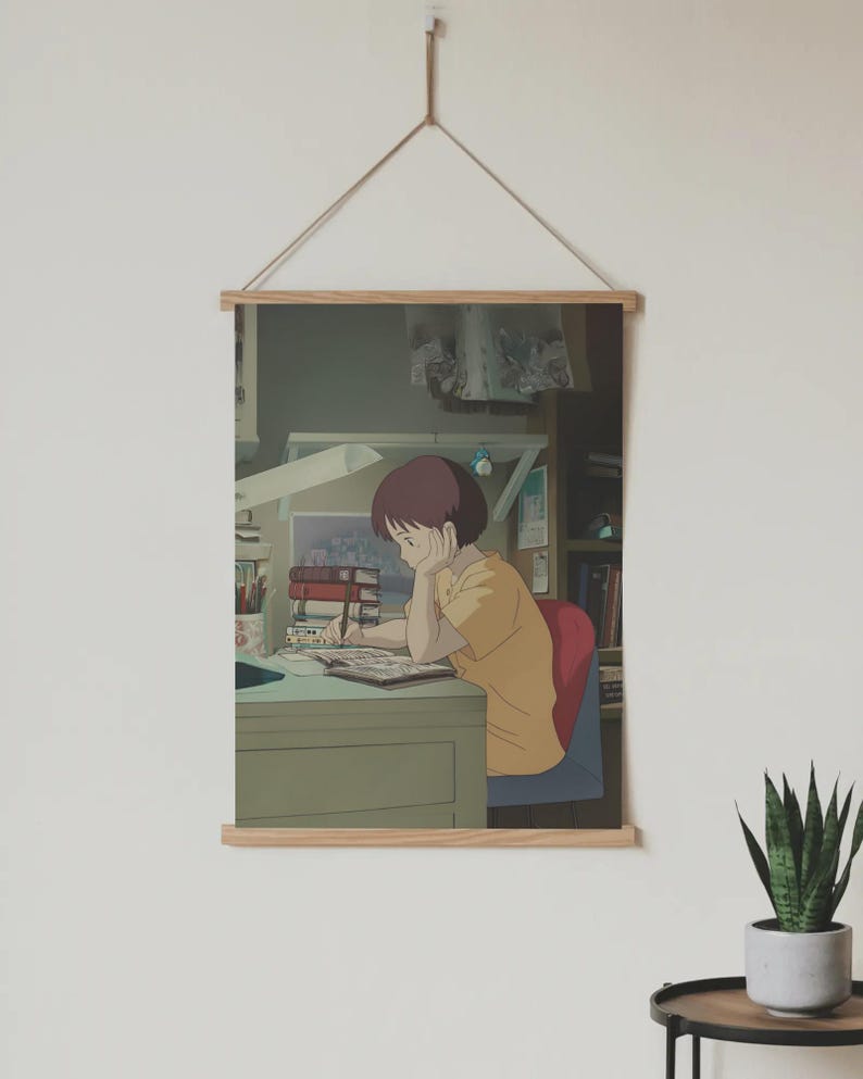 Peut inclure: Une affiche encadr&eacute;e d'une illustration de style anime. L'&oelig;uvre repr&eacute;sente une personne &agrave; un bureau, &eacute;crivant dans un cahier. La personne porte une chemise jaune et est assise sur une chaise rouge. Une lampe de bureau &eacute;claire la sc&egrave;ne, avec une biblioth&egrave;que en arri&egrave;re-plan.
