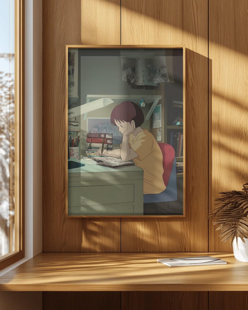 Peut inclure: Illustration encadr&eacute;e de style anime repr&eacute;sentant une personne &eacute;tudiant &agrave; un bureau. La personne, aux cheveux bruns, porte une chemise jaune et est assise sur une chaise rouge. Le bureau est encombr&eacute; de livres et de papiers.