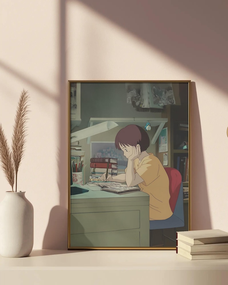 Peut inclure: Une impression encadr&eacute;e repr&eacute;sentant une illustration de style anime d'une personne &eacute;tudiant &agrave; un bureau. La personne porte une chemise jaune et a les cheveux fonc&eacute;s. Le bureau est encombr&eacute; de livres et de papeterie.