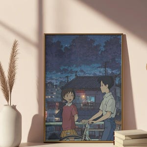 Pode incluir: Uma impress&atilde;o emoldurada em estilo anime retrata dois personagens em uma paisagem urbana noturna. Uma pessoa com uma camisa vermelha e uma saia amarela est&aacute; perto de uma pessoa com uma bicicleta. O fundo mostra edif&iacute;cios e um c&eacute;u estrelado.