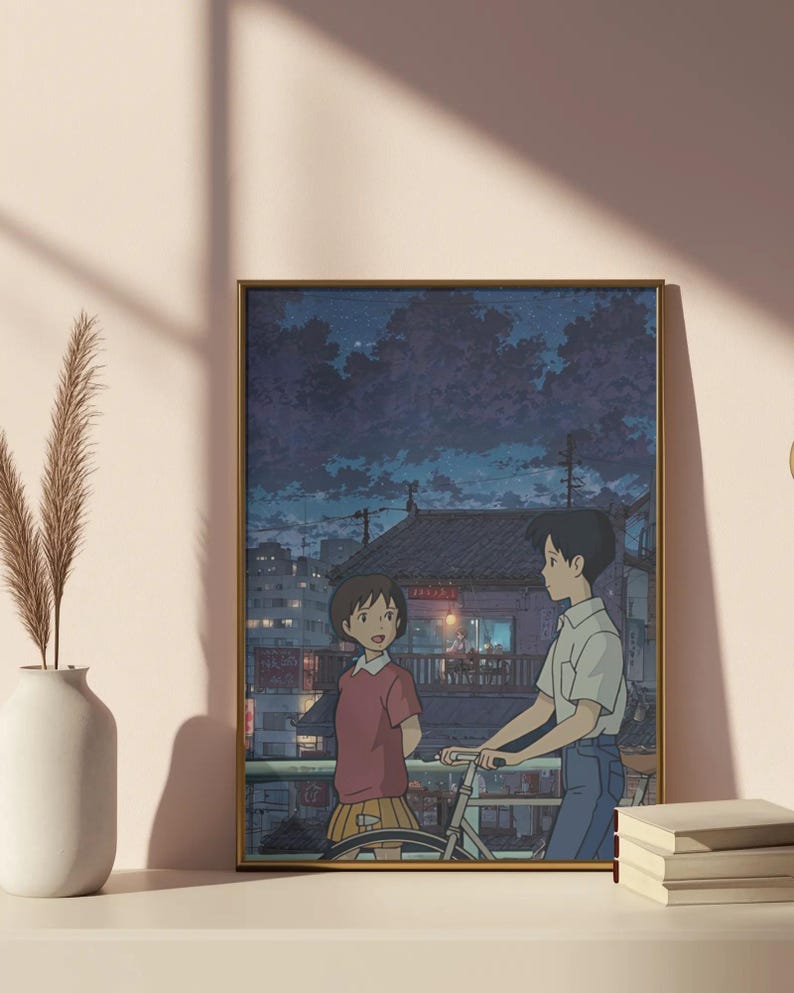 Pode incluir: Uma impress&atilde;o emoldurada em estilo anime retrata dois personagens em uma paisagem urbana noturna. Uma pessoa com uma camisa vermelha e uma saia amarela est&aacute; perto de uma pessoa com uma bicicleta. O fundo mostra edif&iacute;cios e um c&eacute;u estrelado.