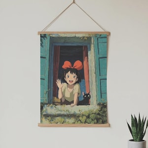 Puede incluir: Un tapiz de pared con una ilustraci&oacute;n de estilo anime. Una joven con un lazo rojo saluda desde una ventana, acompa&ntilde;ada por un gato negro. La ventana tiene contraventanas azules y vides verdes. La obra de arte est&aacute; suspendida por un marco de madera y una cuerda.