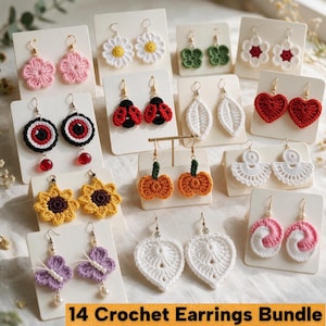 Puede incluir: Una colección de 14 pares de pendientes de ganchillo exhibidos en tarjetas blancas individuales. Los diseños incluyen flores, corazones, mariquitas, calabazas, hojas y formas abstractas en varios colores como rosa, blanco, rojo, amarillo y morado.