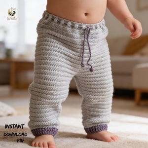 Könnte beinhalten: Gehäkelte Babyhose in Hellgrau mit Rippenstruktur. Die Hose hat einen lila Kordelzug und Bündchen. Das Bild enthält den Text "INSTANT DOWNLOAD PDF".