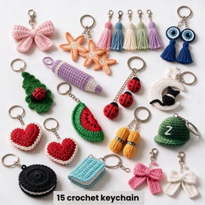 Puede incluir: Una colección de 15 llaveros de ganchillo con diversas formas, incluyendo un lazo rosa, estrellas de mar naranjas, borlas coloridas, ojos turcos azules, una hoja verde con una mariquita, un lápiz morado, mariquitas rojas, un gato negro sobre una luna, corazones, una rodaja de sandía, cacahuetes amarillos, una gorra verde con la letra Z, una galleta negra, un libro azul y un lazo blanco.