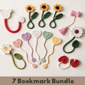 Puede incluir: Una colección de catorce marcapáginas de ganchillo hechos a mano con varios diseños, incluyendo girasoles, margaritas, corazones, un lazo rosa con borla y una pieza blanca con forma de oso con un tallo rojo curvado, hechos con hilo.