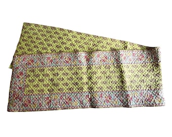Quiltad paisleybordslöpare limegrön rosa akvamarin blommig vintagestil