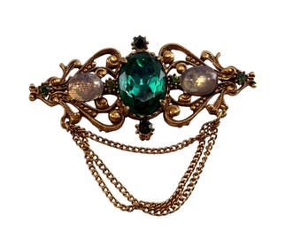 Broche vintage firmado Florenza con detalles de cadena de filigrana verde en tono dorado.