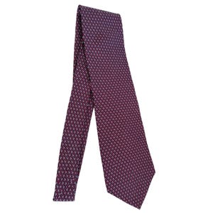 Pode incluir: Uma gravata bordô com um padrão de diamante repetido em tons de vermelho, branco e azul. A gravata é feita de um tecido liso e é exibida em um fundo branco.