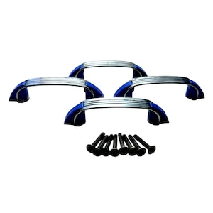Puede incluir: Juego de cuatro tiradores de armario azules y cromados con tornillos a juego. Los tiradores tienen un diseño curvo con base azul y detalles cromados. Los tornillos son negros y tienen cabeza redonda.