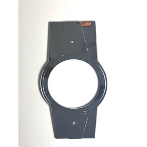Könnte beinhalten: Ein dunkelgraues, rechteckiges Dekorationsteil mit einer kreisförmigen Öffnung. Das Teil hat eine polierte, reflektierende Oberfläche und zwei kleine Löcher. Das Design weist abgewinkelte Kanten und einen abgerundeten kreisförmigen Rahmen auf.