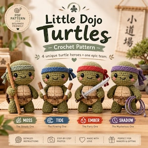 Può includere: Quattro bambole tartaruga all'uncinetto con gusci color marrone chiaro e corpi verdi, ognuna con una fascia di colore diverso e un accessorio unico: un bastone di legno, nunchaku, una spada argentata e una corda viola. Testo Little Dojo Turtles.