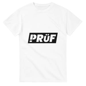 Könnte beinhalten: Weißes T-Shirt mit dem Wort "PRÜF" in fetten schwarzen Buchstaben in einem schwarzen Rechteck. Das Shirt besteht aus einem weichen, leichten Stoff, der sich für den lässigen Gebrauch eignet.
