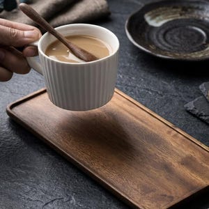 Bandeja rectangular de madera de acacia natural para servir, ideal para aperitivos, frutas y decoración del hogar.