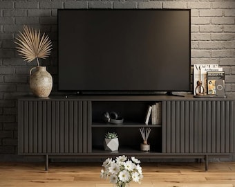 Mueble para TV de estilo moderno de mediados de siglo para televisores de 75 pulgadas, consola multimedia retro de madera estriada.