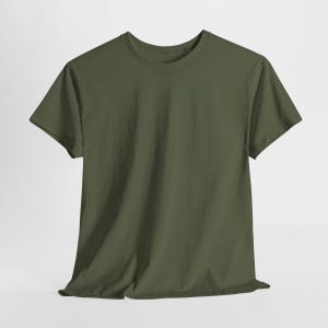 Puede incluir: Camiseta verde oliva con cuello redondo. La camiseta de manga corta est&aacute; hecha de una tela suave y ligera. La camisa tiene un dise&ntilde;o cl&aacute;sico e informal, adecuado para el uso diario.