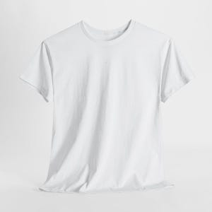 Puede incluir: Una camiseta blanca lisa con cuello redondo. La camiseta de manga corta est&aacute; hecha de una tela suave y opaca. La camiseta se muestra sobre un fondo blanco.